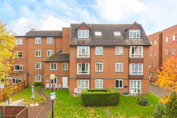 1 Bedroom Flat For Sale In Kingston Lodge, New Malden, KT3