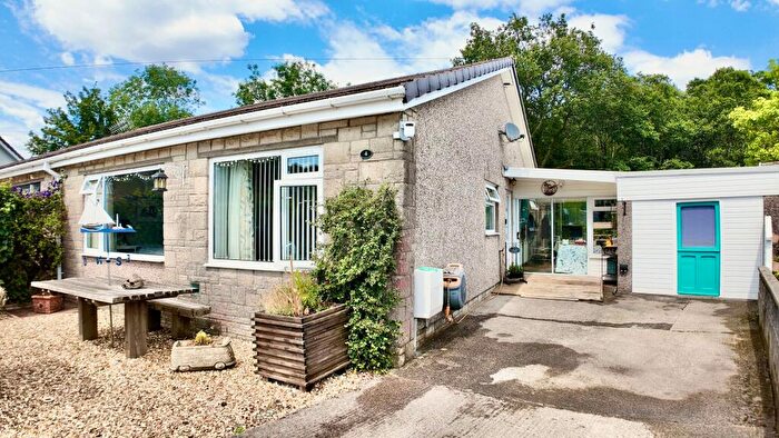 3 Bedroom Semi-Detached Bungalow For Sale In Woodland Drive, Crumlin, NP11