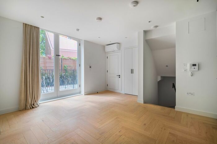 1 Bedroom Flat To Rent In Tower Court, London, WC2H