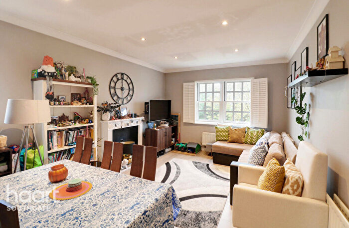 2 Bedroom Apartment For Sale In Donovan Place, London, N21