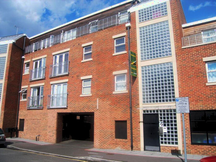 2 Bedroom Flat To Rent In Southsea Road, KT1