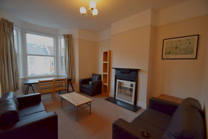 2 Bedroom Flat To Rent In Howard Road, Cricklewood, NW2