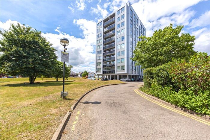 2 Bedroom Flat To Rent In Wellington Close, Walton-On-Thames, KT12