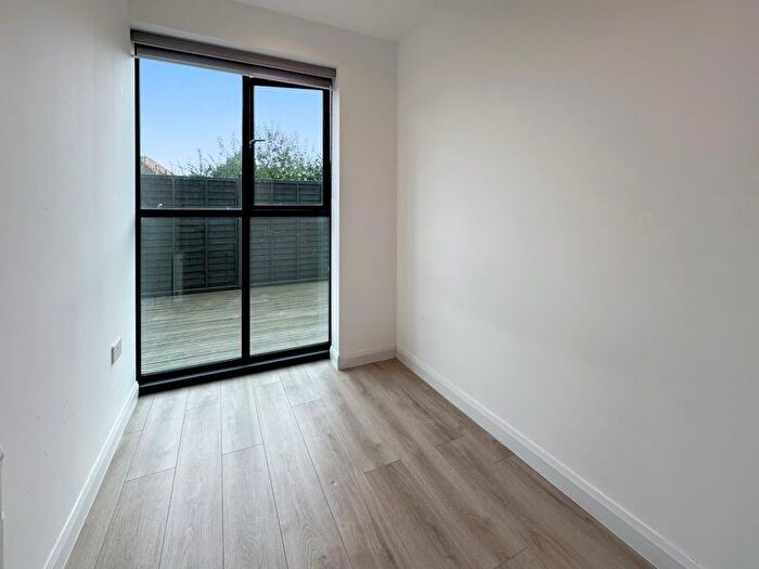2 Bedroom Flat To Rent In Chesterfield House, Bath Road, Slough, SL1