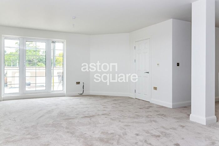 3 Bedroom Flat To Rent In Mulberry Close, London, NW4