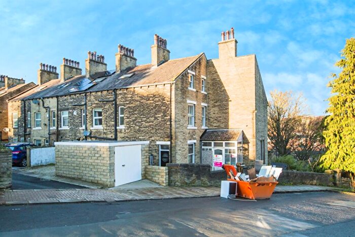 4 Bedroom End Of Terrace House For Sale In Clover Hill Road, Halifax, HX1