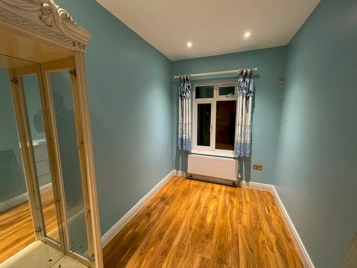 2 Bedroom Flat To Rent In Brunswick Avenue, London, N11