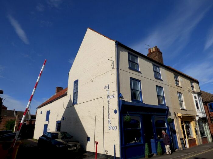 2 Bedroom Flat To Rent In Flat, Queen Street, LN11