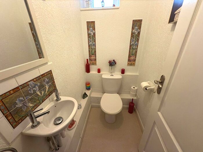 2 Bedroom Flat For Sale In Cranford Avenue, Exmouth, EX8