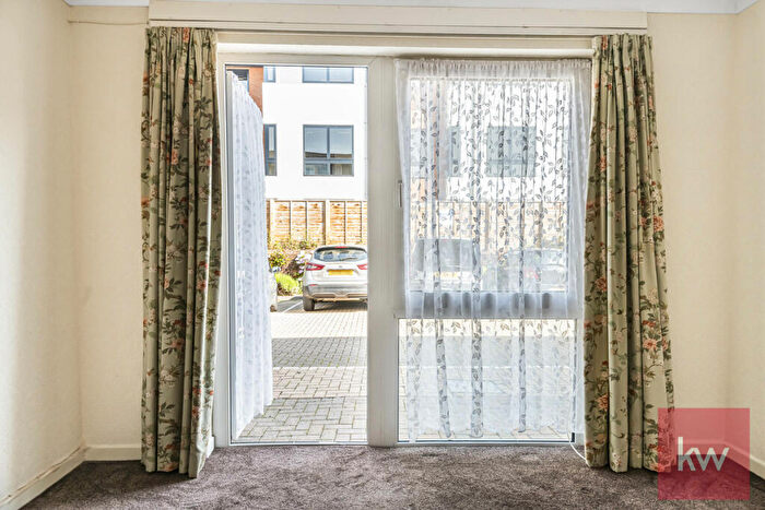 1 Bedroom Flat For Sale In Swanbrook Court, Maidenhead, SL6