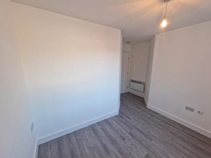2 Bedroom Apartment To Rent In Bingley Rd, Bradford, West Yorkshire, BD9