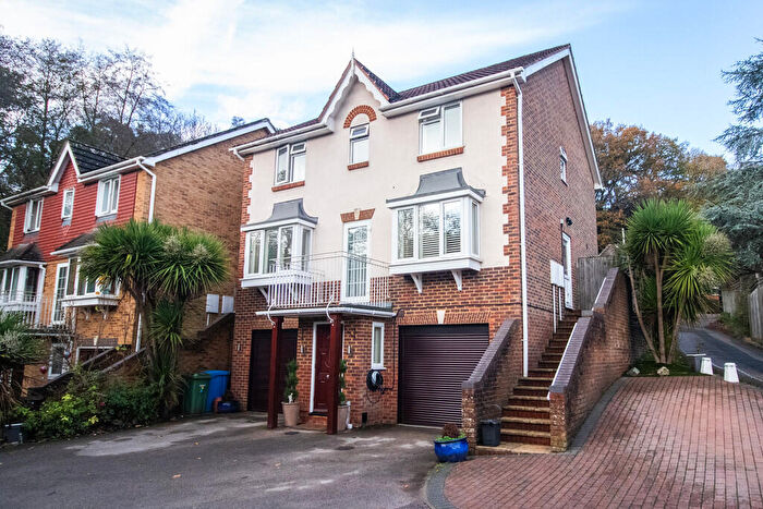 4 Bedroom Detached House For Sale In Russet Glade, Aldershot, GU11