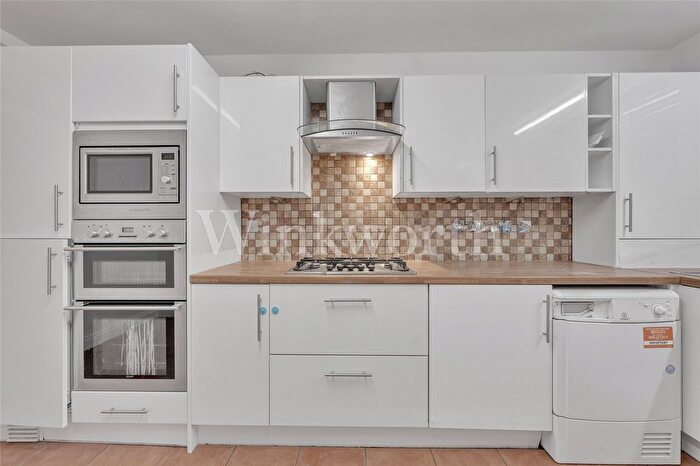 3 Bedroom Flat To Rent In Ravenscroft Avenue, London, NW11