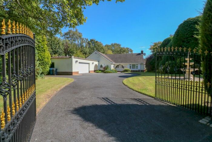 3 Bedroom Detached Bungalow To Rent In The Headlands, Roman Road, Little Aston Park, B74