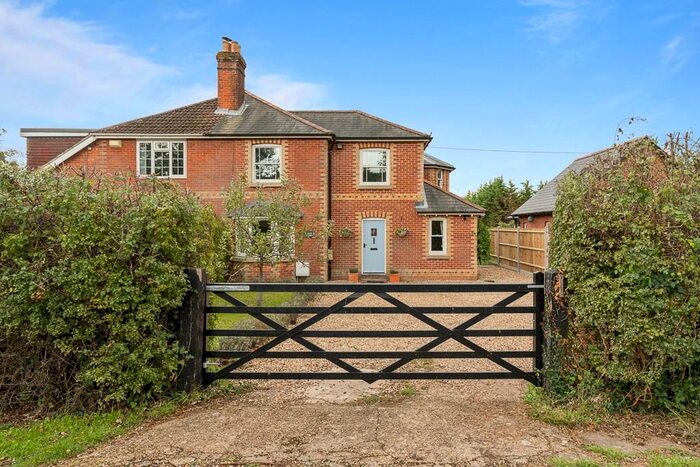 4 Bedroom Semi-Detached House To Rent In Brook Avenue, Warsash, SO31