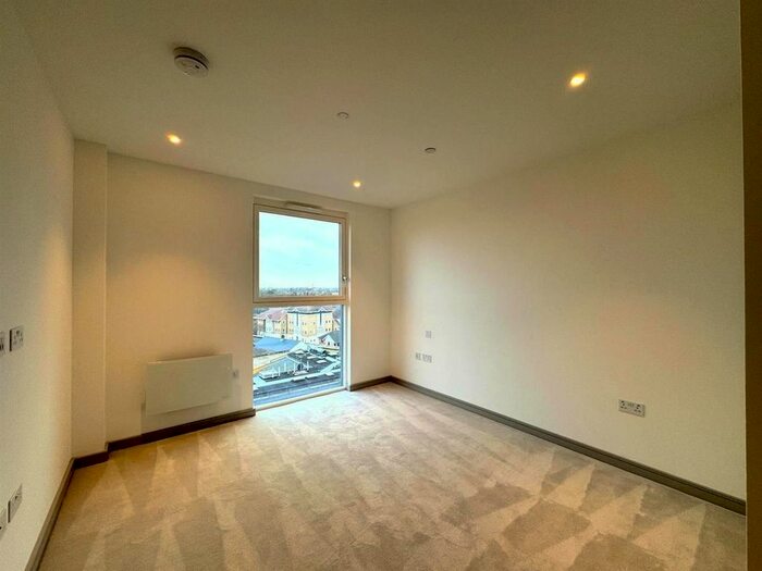 1 Bedroom Flat To Rent In Eden Grove, Staines, TW18