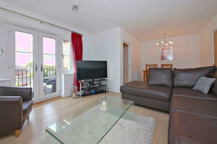 3 Bedroom Flat To Rent In Fairmead Lodge, Enfield, EN2