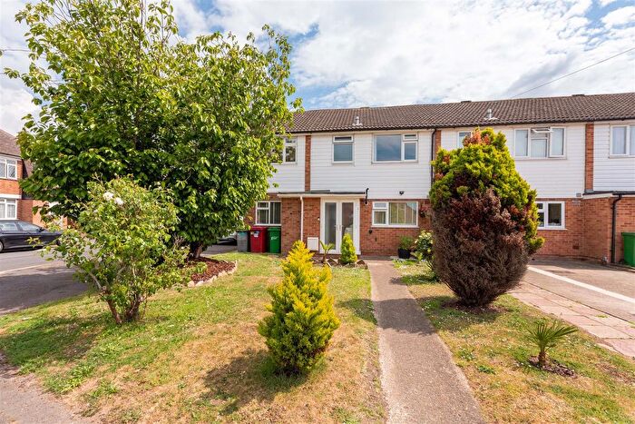4 Bedroom End Of Terrace House For Sale In Burgett Road, Slough, SL1