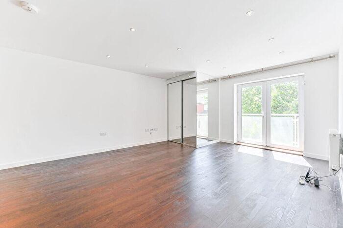 2 Bedroom Flat To Rent In Damson Way, Carshalton Beeches, Carshalton, SM5