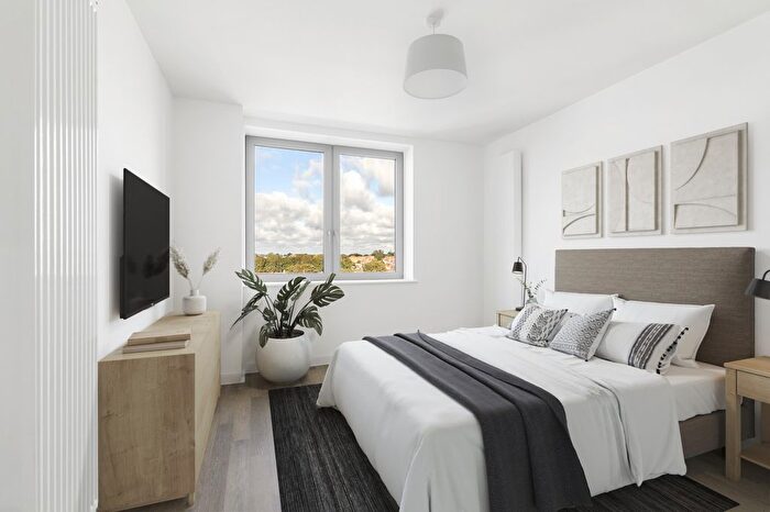 3 Bedroom Flat To Rent In Raffles Court, Upper Tooting Road, SW17