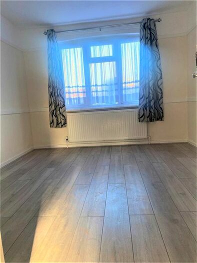 3 Bedroom Property To Rent In White Hart Lane, London N17