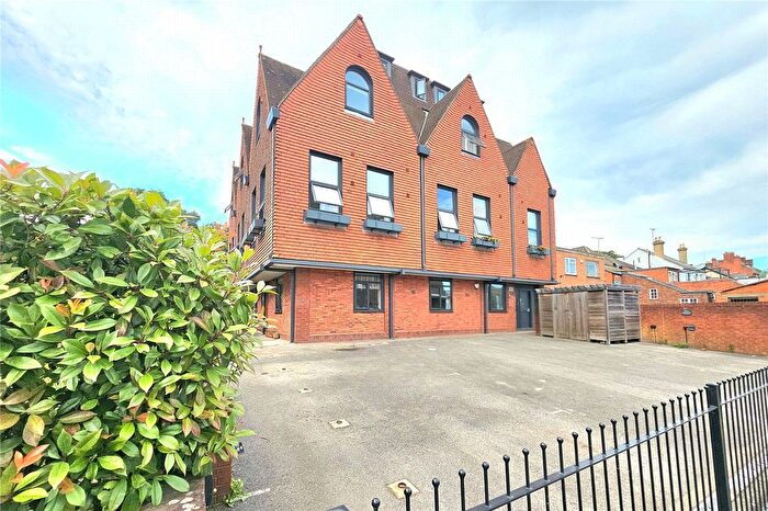 1 Bedroom Flat For Sale In Parkgate House, Park Street, Camberley, Surrey, GU15