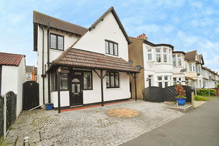 3 Bedroom Detached House For Sale In Silverdale Avenue, Westcliff-on-sea, SS0