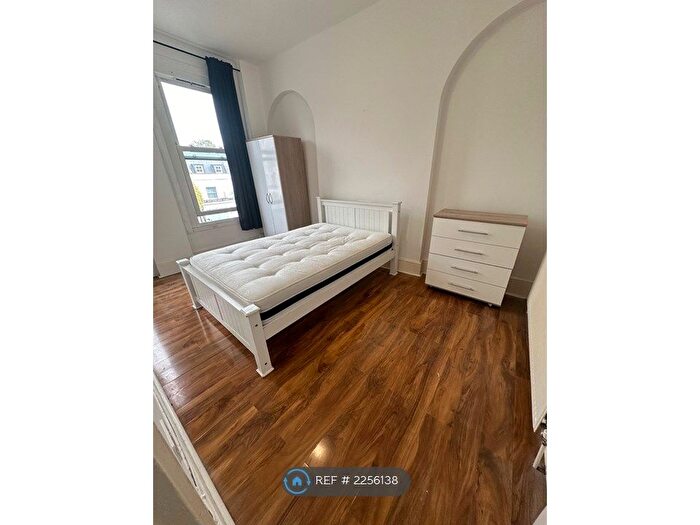 2 Bedroom Flat To Rent In Lewisham Way, New Cross, SE14