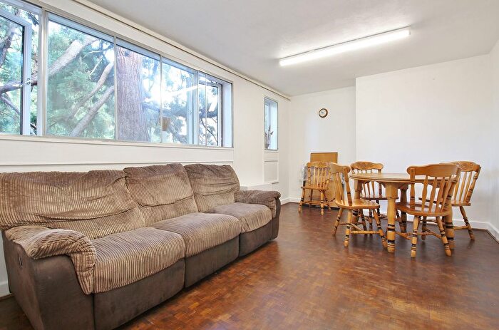 2 Bedroom Flat To Rent In Alexandra Road, Hounslow, TW3
