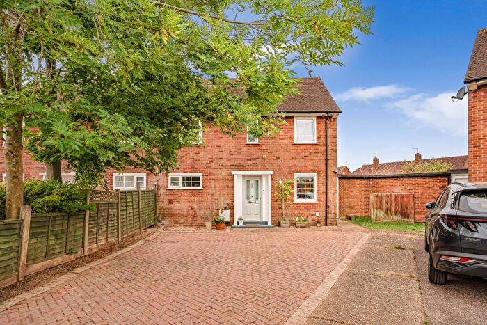 3 Bedroom Semi-Detached House For Sale In Raymonds Close, Welwyn Garden City, AL7