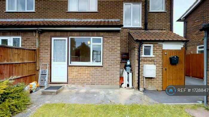 1 Bedroom Flat To Rent In Cannon Grove, Leatherhead, KT22