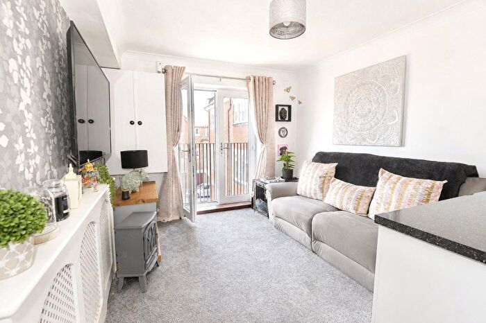 1 Bedroom Flat For Sale In Riverside Place, Fordingbridge, Hampshire, SP6