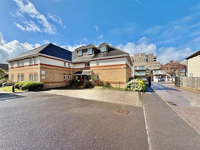 2 Bedroom Flat For Sale In Dominion Close, Hounslow, TW3