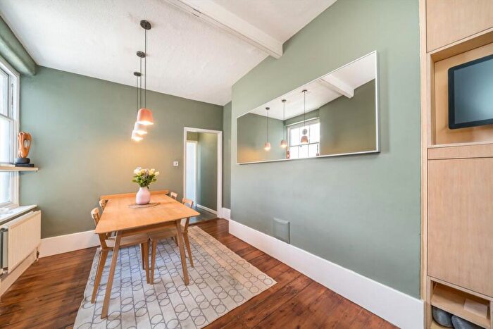 2 Bedroom Flat For Sale In Brett Road, Hackney Central, E8 - Photo 4