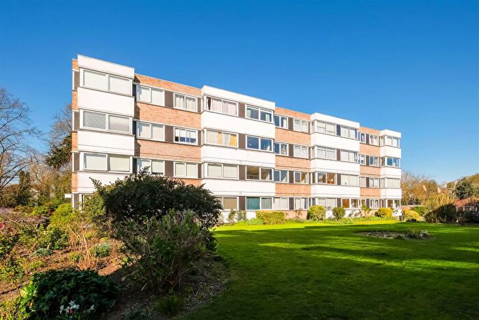 2 Bedroom Flat For Sale In Queenswood Gardens, Wanstead, E11