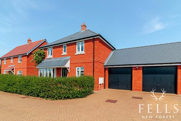 4 Bedroom Link Detached House For Sale In Narrowleaf Drive, Ringwood, BH24