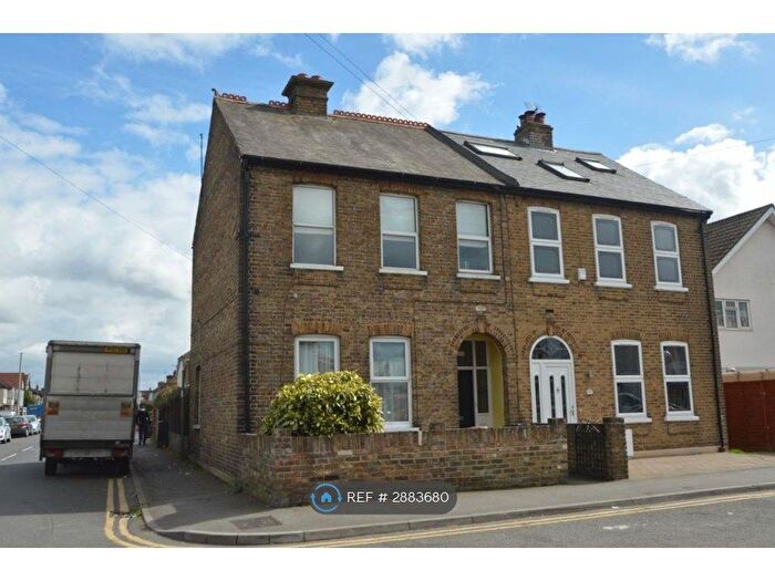 2 Bedroom Flat To Rent In Meadfield Road, Slough, SL3