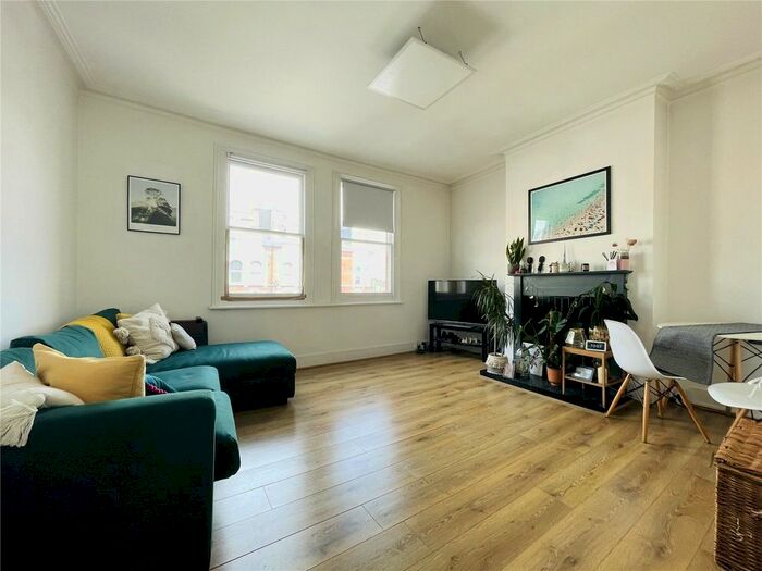 2 Bedroom Flat To Rent In Balham High Road, London, SW12