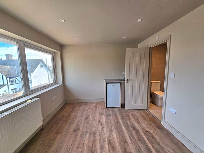 6 Bedroom Town House To Rent In Old Farm Road, West Drayton, UB7