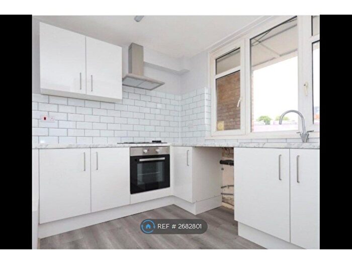 3 Bedroom Flat To Rent In Flanders Way, London, E9