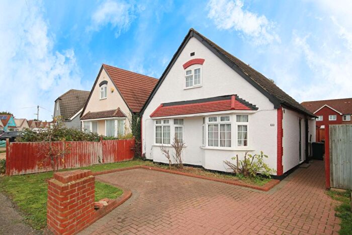 3 Bedroom Detached Bungalow For Sale In Wrens Avenue, Ashford, TW15