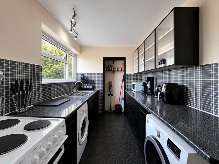 2 Bedroom Flat For Sale In Meadowleaze, Gloucester, GL2
