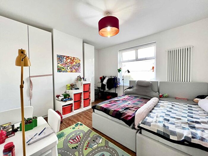 2 Bedroom Bungalow For Sale In Fairfield Road, Brentwood, CM14