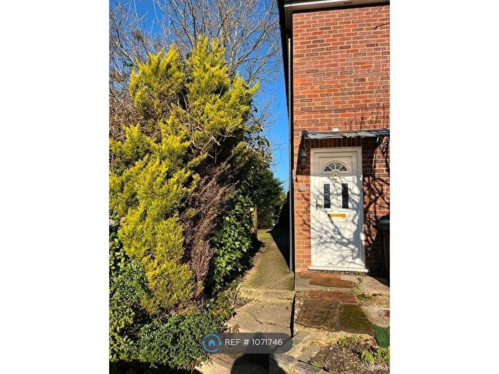 2 Bedroom Maisonette To Rent In Hinton Close, Crowthorne, RG45