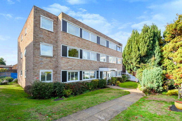 2 Bedroom Flat To Rent In Carlton Close, Upminster, RM14