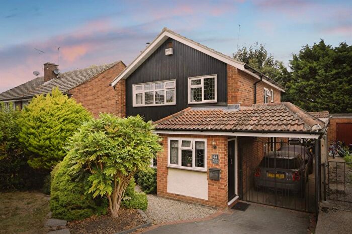 3 Bedroom Detached House For Sale In Barn Mead, Doddinghurst, Brentwood, CM15
