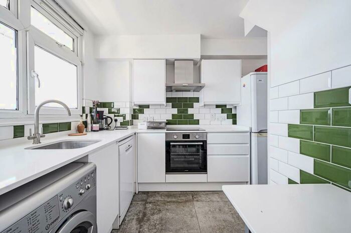 3 Bedroom Maisonette To Rent In Ellsworth Street, Bethnal Green, London, E2