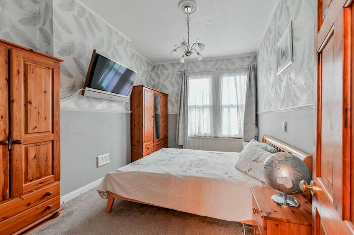 3 Bedroom Flat To Rent In Markhouse Road, London, Walthamstow, London, E17