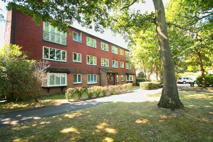 2 Bedroom Flat To Rent In Hallington Close, Woking, GU21