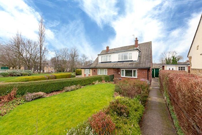 3 Bedroom Semi-Detached House For Sale In Shrewsbury Close, Penistone, S36